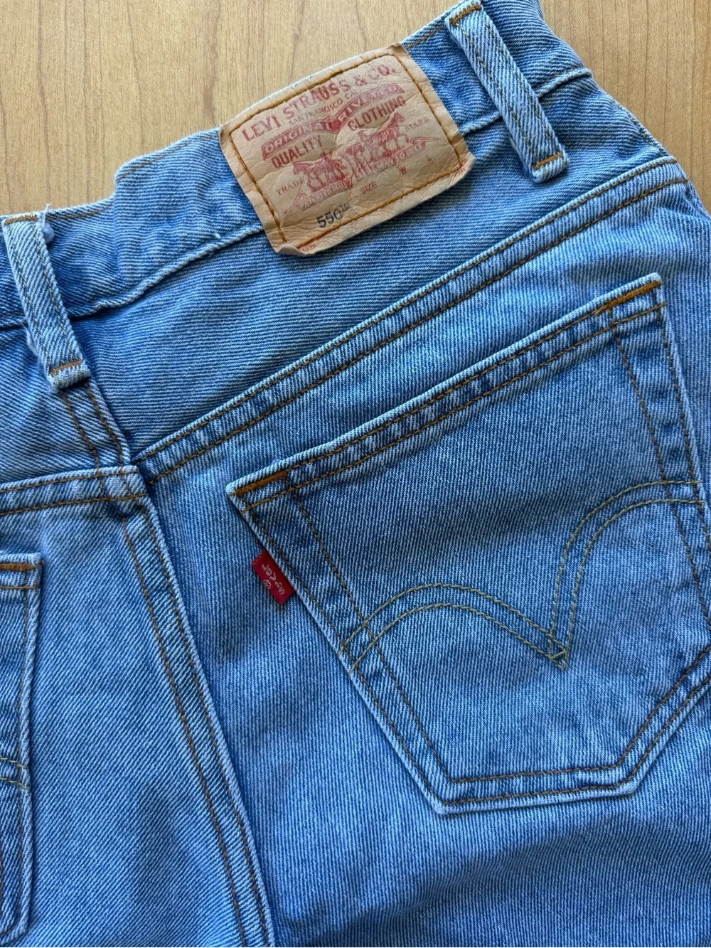 Levi's 550 Light Blue Denim Jeans with Contrast Stitching - Picture 4 of 4